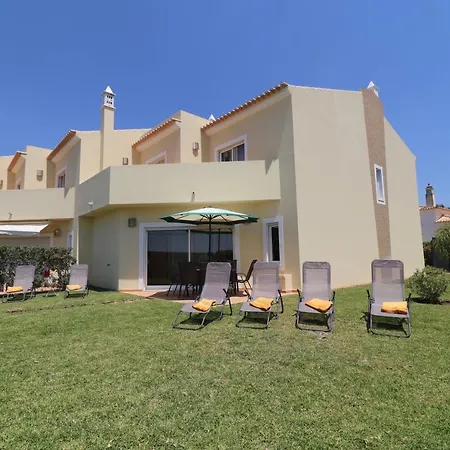 Casa de Férias 3-bed Townhouse With Pool In Balaia Albufeira